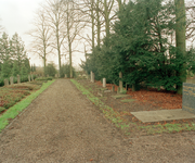 823000 Gezicht in een laantje met graven en grafzerken op de 2e Algemene Begraafplaats Kovelswade (Koningsweg) te Utrecht.